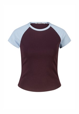 T-shirt ajusté à manches courtes avec corps bordeaux foncé et manches raglan et col bleu clair.
