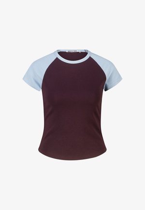 Korte mouw getailleerd T-shirt met donker bordeaux lichaam en lichtblauwe raglanmouwen en kraag.