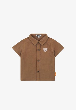 Camiseta marrón para bebé de manga corta con cuello, botones en la parte delantera y un pequeño parche de oso de peluche en el pecho izquierdo.