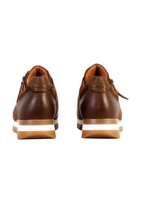 Baskets en cuir marron avec un dos texturé, semelle blanche et beige, et un design à lacets. Comprend un léger éclat sur l'accent du talon.