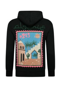 Zwarte hoodie met een kleurrijk grafisch ontwerp dat lijkt op een postzegel met een woestijnlandschap, cactussen en architectonische elementen.