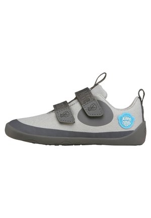 Grå børnesko med øvre del i tekstureret stof, to justerbare velcrolukninger og en solid grå gummisål. Blåt logodetalje på siden.