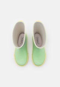 Grüne Gummistiefel mit gelben Sohlen und hellblauen Akzenten, die eine glatte Textur und ein abgerundetes Design aufweisen. Innen haben sie eine weiche Fütterung.