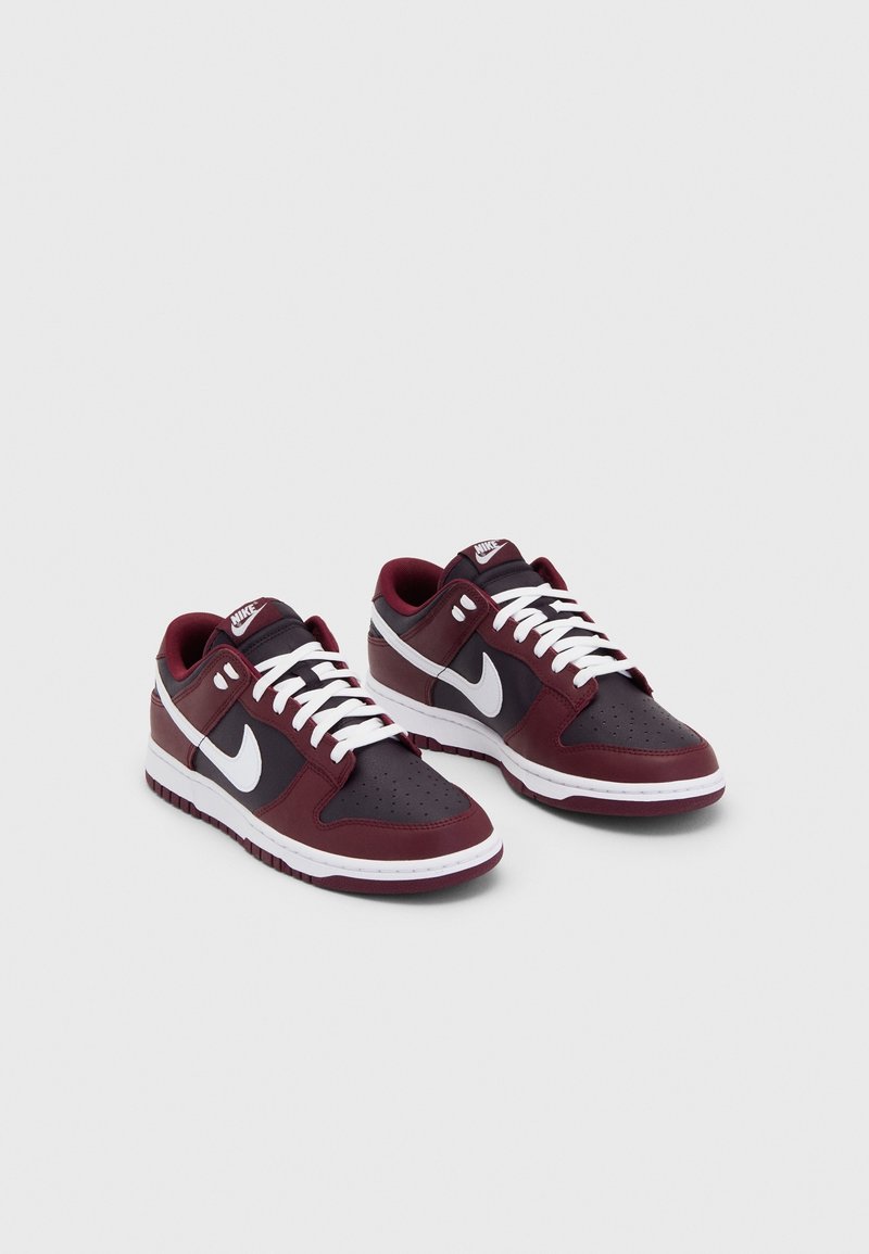 Tenisky Nike s vínovým a tmavě šedým barevným provedením, syntetickými materiály, bílými tkaničkami a výrazným bílým logem swoosh.