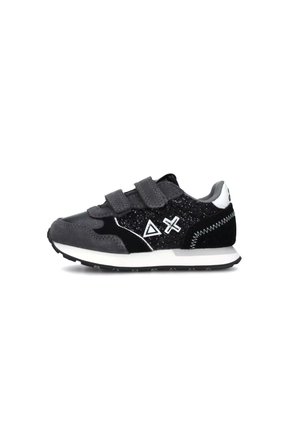 Sneaker neri e grigi con cinturini in Velcro, caratterizzati da un design testurizzato, accenti lucidi e una suola bianca. Sono presenti piccoli dettagli del logo.