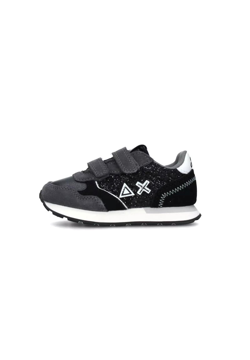 Sneaker neri e grigi con cinturini in Velcro, caratterizzati da un design testurizzato, accenti lucidi e una suola bianca. Sono presenti piccoli dettagli del logo.
