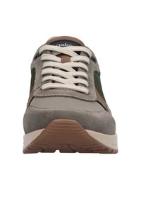 Baskets avec une tige en daim gris, des accents verts et bruns, des lacets beiges et une semelle en caoutchouc texturé, présentant une pointe ronde et une languette rembourrée.