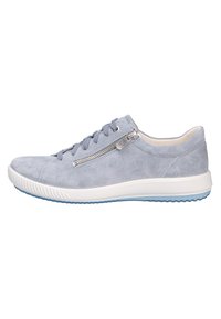 Baskets en daim gris clair avec une semelle en caoutchouc blanche et des accents bleus, comprenant une fermeture éclair sur le côté et des lacets plats pour la fermeture.