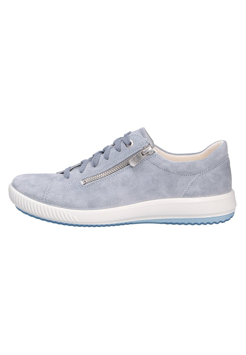 Baskets en daim gris clair avec une semelle en caoutchouc blanche et des accents bleus, comprenant une fermeture éclair sur le côté et des lacets plats pour la fermeture.