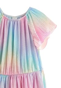 Pastelkleurige jurk met zachte, geplooide stof. Heeft een ronde halslijn en mouwtjes met ruches, een geplooide zoom en metallic accenten.