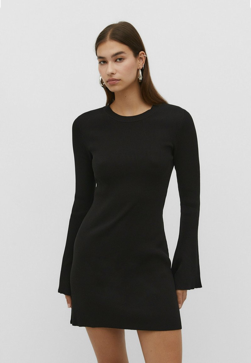 Stradivarius - SHORT WITH BELL SLEEVES - Šaty do práce - black, Zväčšiť