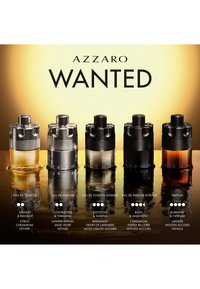 Fünf Azzaro Wanted Duftflaschen in unterschiedlichen Höhen, Farben (klar, schwarz, bernstein) und Materialien; metallische Akzente und strukturierte Details sind vorhanden.