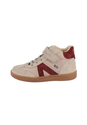Beige und burgunderfarbener High-Top-Sneaker mit Schnürung vorne, Klettverschluss, weichem Futter und brauner Gummisohle.