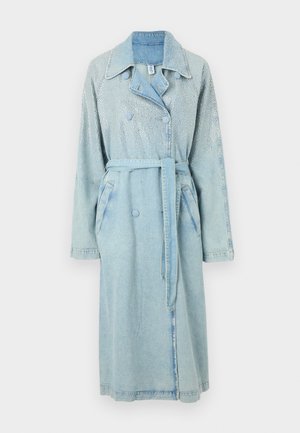 Vaaleansininen farkkutakki, jossa on vyötärölle solmittava vyö, kaksirivinen nappilukko ja yläosassa kiiltäviä koristeita.