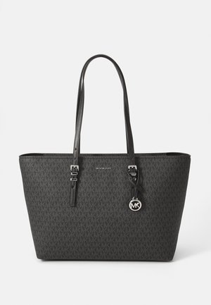 Czarna torba typu tote Michael Kors z podwójnymi paskami na ramię, subtelnym wzorem z logo MK i srebrnym zawieszką MK wiszącą na przednim pasku.