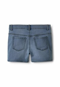 Pantalones cortos de mezclilla en un tono azul claro, con una cintura de altura media, dos bolsillos traseros y costuras visibles a lo largo de las costuras.