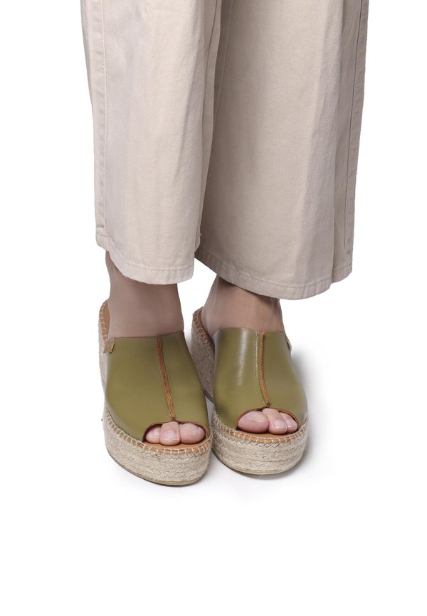 IVONNE - Pantolette hoch - caqui