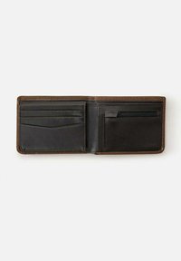 Billetera de cuero negro, diseño plegable con múltiples ranuras para tarjetas, un bolsillo con cremallera, textura suave y acentos de costura marrón.