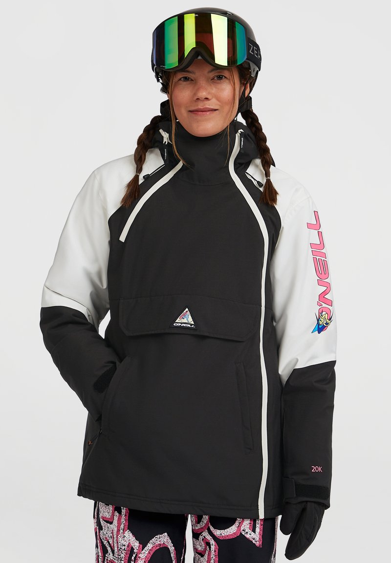 Zwart-wit geïsoleerde pulloverjack met een voorzak, verstelbare capuchon en roze logo-accenten. Kenmerkt zich door textuurstof en elastische manchetten.