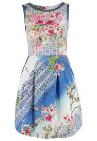 Robe sans manches avec motifs floraux bleus et blancs mélangés, comportant des fleurs roses et blanches ainsi que des feuilles vertes sur le corsage et la jupe.