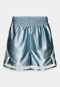 Lyseblå skinnende treningsshorts med elastisk midje og hvit trim langs hemmet og sidene, vist på en enkel bakgrunn.