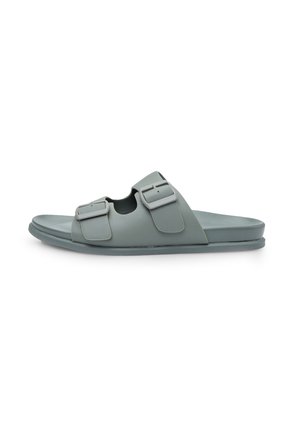 Sandale en plastique gris moulé avec deux sangles à boucle ajustables, design ouvert à l'avant et texture lisse. Conçue pour un usage décontracté.