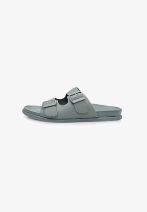 Sandale en plastique gris moulé avec deux sangles à boucle ajustables, design ouvert à l'avant et texture lisse. Conçue pour un usage décontracté.