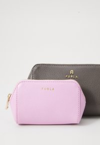 Două posete Furla: una mică din piele roz cu textură de piatră și logo auriu, și una mai mare din piele texturată gri cu logo auriu. Fermuare în partea de sus.