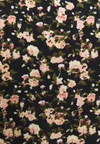 Tissu noir à motif floral avec des fleurs roses et blanches et des feuilles vertes, créant un aspect texturé et en couches.