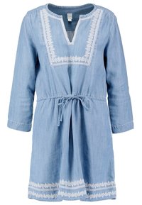 Robe en chambray bleu clair à manches longues, col brodé, taille avec cordon de serrage et bordure décorative blanche le long de l'ourlet.
