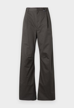 Wijde broekspijpen in een donkergrijze katoenmix, met plooien aan de voorkant, een taille met middenhoogte en een subtiel merkembleem op de tailleband.