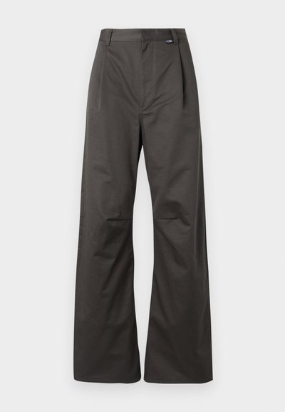 Calças de perna larga em mistura de algodão cinza escuro, com pregas frontais, cintura de altura média e uma etiqueta discreta da marca no cós.