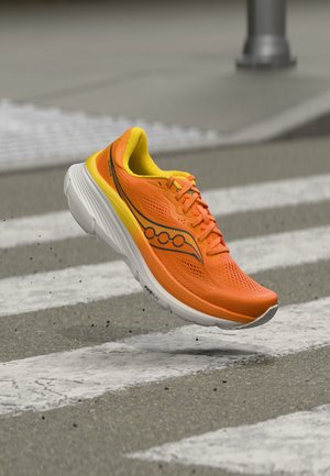Saucony, GUIDE 19 - Обувки за бягане по асфалт - fuego/cyber