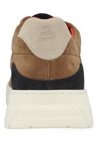 Hnědé semišové tenisky s námořnickými textilními akcenty, bílou gumovou podrážkou a polstrovaným béžovým podpatkem. Obsahují logo vyražené na patní poutku.