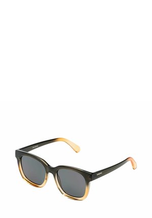 Lunettes de soleil avec des montures rectangulaires, en acétate noir et marron clair dégradé, verres teintés et une subtile marque sur la branche.