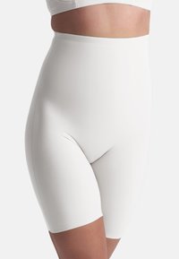 Pantalones cortos moldeadores de talle alto en blanco, fabricados con un tejido suave y elástico. Presenta un diseño ajustado que llega hasta la mitad del muslo.