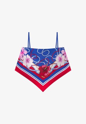 Trojúhelníkový bikiny top v modré barvě s květinovým vzorem v růžové a červené, s bílým provázkovým designem a červeným akcentem podél dolního okraje.