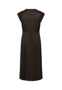 Crna satenska haljina s kapicama, srednje dužine, s aerodinamičnim dizajnom. Glatka tekstura i suptilni sjaj, sa ravnim leđima i prilagođenim strukom.