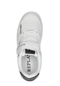 Witte sneakers met mesh en synthetische materialen, platte veters, sluiting met een band en zwarte logo-accenten aan de zijkant en in de binnenzool.