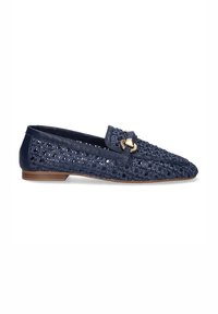 Mocasines trenzados en azul marino con tacón plano, que presentan un detalle de hardware en tono dorado y un acabado de cuero suave.