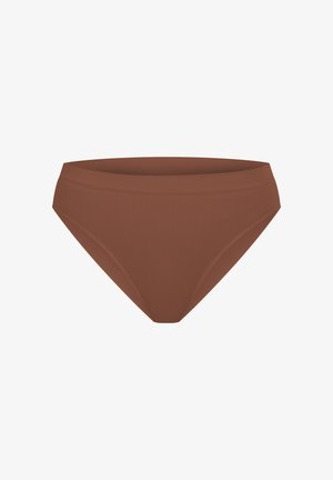 Parte inferior de bikini de talle alto de color marrón ribeteado con una textura suave y un cinturón ancho, que presenta lados contorneados para una silueta ajustada.