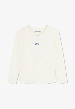 Tee-shirt à manches longues de couleur crème avec un col en V, arborant un design de logo bleu sur la poitrine et des détails de couture subtils le long de l'encolure.