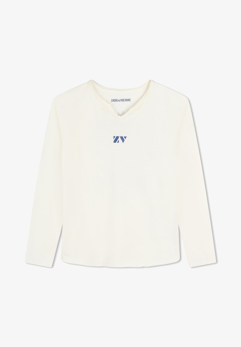 Tee-shirt à manches longues de couleur crème avec un col en V, arborant un design de logo bleu sur la poitrine et des détails de couture subtils le long de l'encolure.