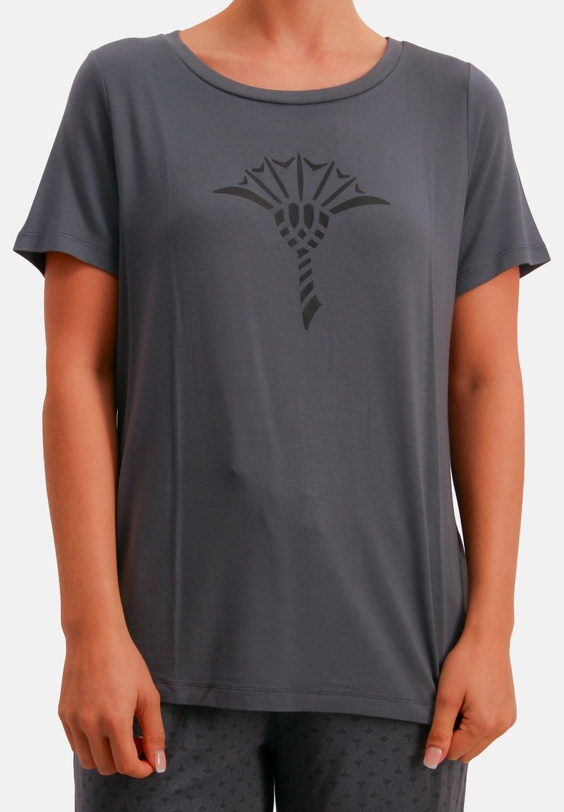 Szary t-shirt z krótkim rękawem i okrągłym dekoltem, z czarnym graficznym wzorem przypominającym stylizowaną palmę na przodzie.