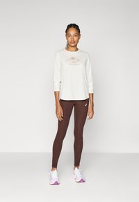 ASICS FUJITRAIL LOGO TOP - Pitkähihainen paita - cream