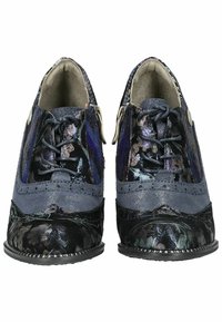 Scarpe multicolori con un mix di modelli floreali scuri, dettagli metallici e in suede, con punta arrotondata e design con lacci.