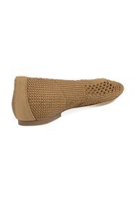 Zapato plano tejido en tono marrón con punta afilada, que presenta un upper texturizado y un panel de tacón sólido en marrón. Suela lisa para mayor comodidad.