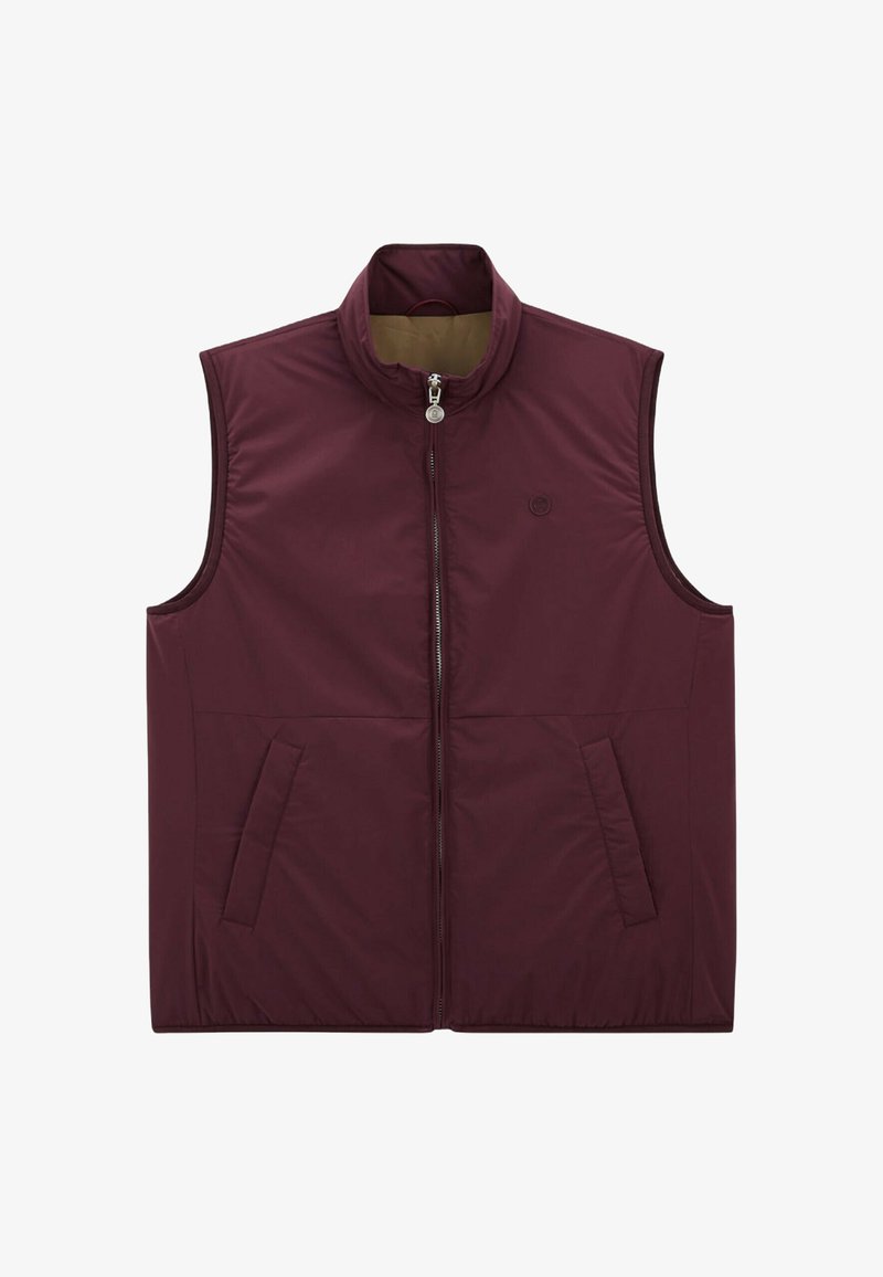 Gilet sans manches bordeaux avec un col haut, fermeture éclair à l'avant et deux poches latérales. Tissu lisse avec un subtil détail de couture.