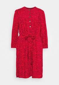 Robe florale rouge avec des manches longues, un col rond, un devant boutonné et une taille ceinturée. Présente un petit motif floral répétitif sur l'ensemble.