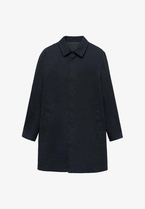 Manteau bleu marine en tissu léger, avec une coupe droite, des poches latérales et un col classique. Aucun bouton ou fermoir visible.
